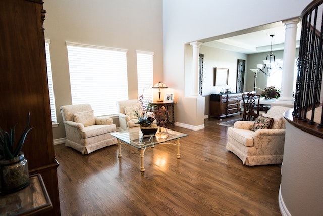 living room with coffee table and chairs